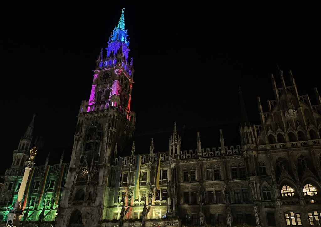 Münchner Rathaus in Regenbogenfarben geflutet